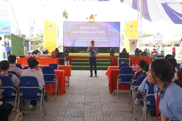 Sân chơi hướng nghiệp thực tế thu hút hàng nghìn học sinh trung học cơ sở - Báo VietnamPlus