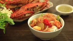Nồi lẩu ghẹ kim chi đạt chuẩn phải hài hòa hương vị, chua chua, cay cay, thịt ghẹ phải tươi ngon, ngọt và thơm nồng. Món này chan cùng bún và ăn kèm với các loại rau tuỳ thích, đặc biệt ngon nhất khi chấm cùng muối ớt xanh hoặc muối tiêu chanh. Với cách nấu lẩu ghẹ kim chi chua cay ngon miệng, hấp dẫn trên đây, hy vọng các bạn sẽ trổ tài để chiêu đãi bạn bè, gia đình vào dịp cuối tuần nhé!