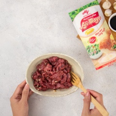 Thịt bò ướp 2m nước tương "Phú Sĩ", tỏi băm, tiêu và 2m dầu ăn.