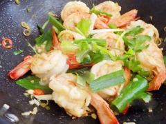 Đun nóng 1 muỗng canh dầu ăn, cho sả, tỏi vào xào thơm. Sau đó cho tôm vào xào nhanh với lửa hơi cao 3-4 phút. Tiếp đến cho chén gia vị vào đảo đều. Khi thấy tôm ngả màu là tôm vừa chín. Cuối cùng cho hết ớt, hành lá và ngò vào xào chung vài phút, nêm nếm lại cho vừa ăn là tắt bếp.