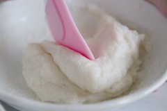 Chia bột làm 3 phần, cho từ từ từng phần một, dùng phới dẹt trộn đều đến khi bột mịn, có thể dùng bao tay nilon để dễ trộn và không bị dính tay. Trong quá trình trộn nếu chưa sử dụng hết bột mà khối bột đã đủ mịn thì phần bột dư để làm bột áo.