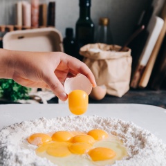 Cho vào giữa vòng tròn 2 quả trừng và 6 lòng đỏ trứng (Mình dùng trứng gà size L). Thêm 1 muỗng canh (tbs) dầu olive, dùng nĩa khuấy cho trứng và dầu hòa quyện. Sau đó dùng nĩa vừa trộn vừa lấy từng chút bột vào trong trộn với trứng cho đều.