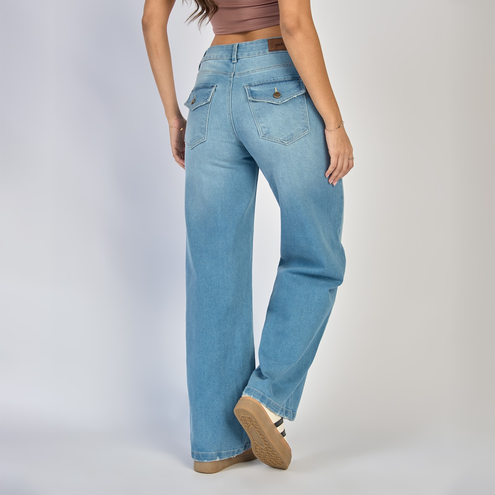 Jean wide leg tiro alto licrado con bolsillos de tapa color azul claro - Vista 4