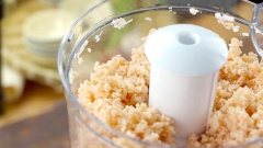 Đun sôi 300ml nước, cho tôm vào luộc 3 phút thì nhắc xuống. Để tôm nguội bớt rồi đem tôm đi lột vỏ, phần vỏ cho lại vào nồi nước luộc để dùng nấu nước mắm, phần thịt tôm cho vào máy xay thực phẩm xay nhuyễn mịn.