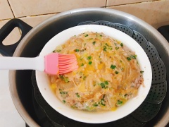 Đun một nồi nước sôi, cho chả vào hấp cách thủy khoảng 20-30 phút là chả chín. Khi hấp được khoảng 15 phút, thì tách lấy lòng đỏ trứng. Đánh lòng đỏ cho tan rồi phết lên mặt chả để có màu vàng đẹp. Hấp tiếp đến khi chả chín là hoàn thành.