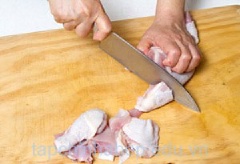Thịt gà rửa sạch, chặt miếng vừa ăn. Trứng cút rửa qua với nước, hành lá rửa sạch, cắt nhỏ.