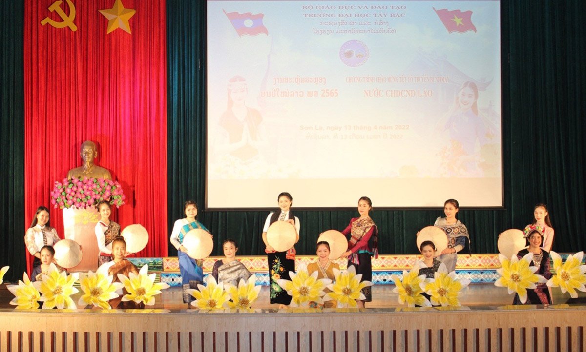 Chương trình chào mừng Tết cổ truyền Bun-pi-may cho lưu học sinh Nước CHDCND Lào tại Trường Đại học Tây Bắc