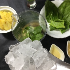 Cho đá vào cối xay nhuyễn.
