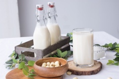 Sữa hạt sen nguội thì đem rót vào chai thủy tinh sạch bảo quản trong ngăn mát tủ lạnh, uống được trong 3-4 ngày. Sữa hạt sen là một loại sữa hạt thơm ngon, bổ dưỡng, mang đến nhiều lợi ích rất tốt cho sức khỏe. Cách làm sữa hạt sen đơn giản này sẽ khuyên khích các bạn vào bếp để tự tay nấu ngay vào mẻ sữa và thưởng thức nhé.