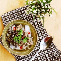 Cho bánh đúc ra chén, thêm thịt băm và nước mắm vào vào ăn cùng. Có thể cho thêm một ít ớt và rau ngò vào để tăng hương vị.