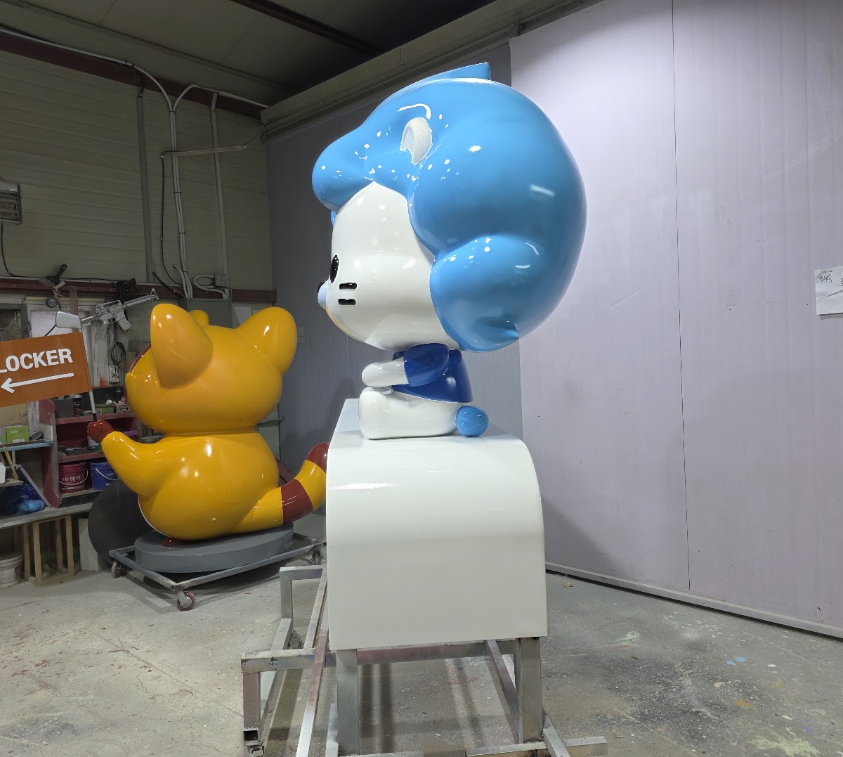 구청 앞 기념 조형물 제작 사례, 좌대까지 함께 만든 캐릭터형 상징 조형물을 하오팩토리가 3D 시안부터 성형·도색·설치까지 진행한 모습