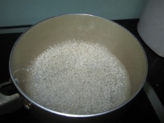 Ngâm bột báng vào nước rồi đun cho mềm và cho vào nồi khoai sọ.