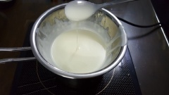 Xé vụn cốt bánh thật tơi nhỏ, trộn cùng 75g kem phô mai thành hỗn hợp mịn, dẻo và đồng đều. Nặn bánh nhỏ và có độ dày mỏng hơn khuôn kem. Làm chảy chocolate bằng cách đun cách thủy. Chú ý: Không làm nước rớt vào chocolate vì nếu dính chút nước, chocolate sẽ bị vón cục.