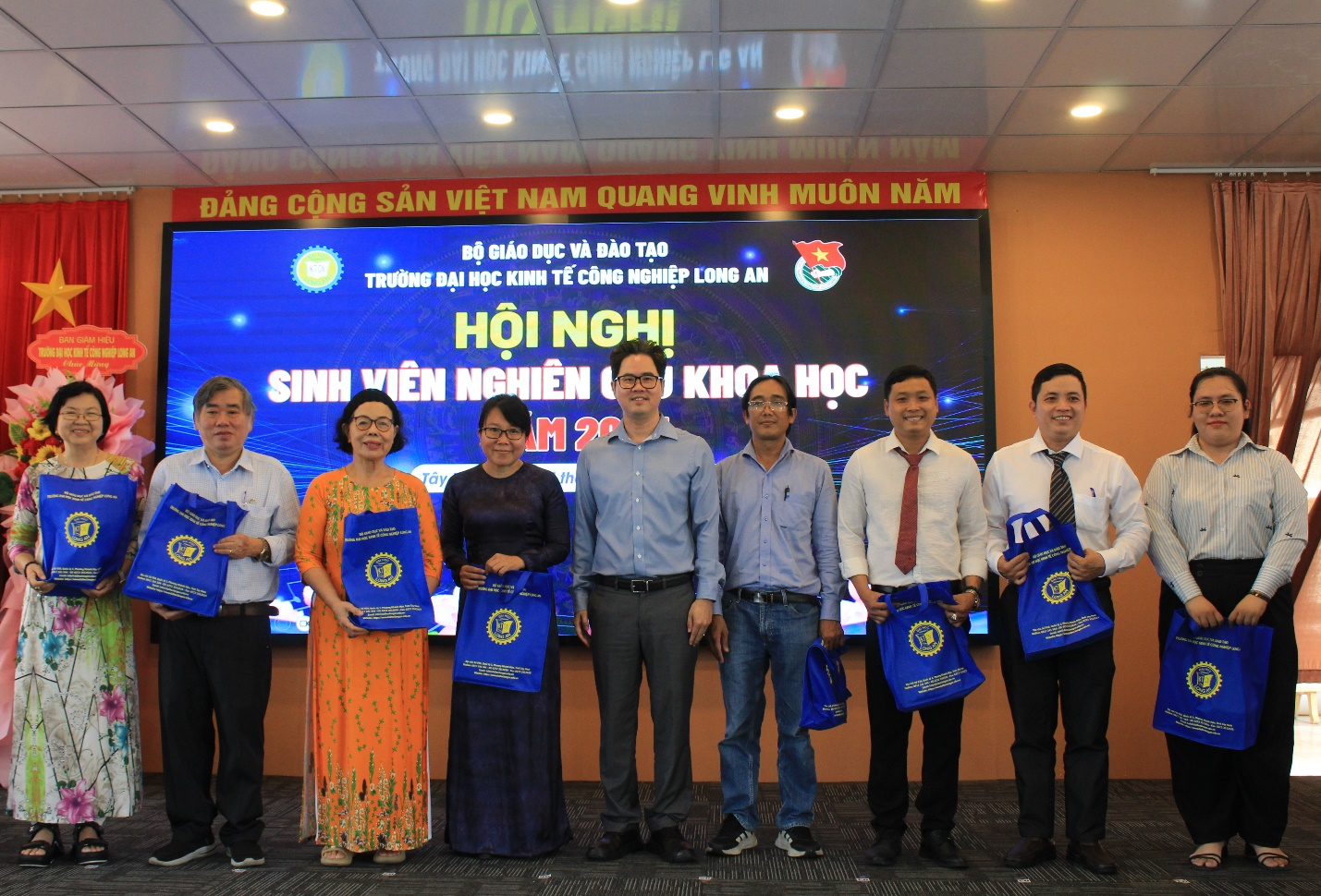 Tặng quà cho quý thầy cô trong Hội đồng nghiệm thu