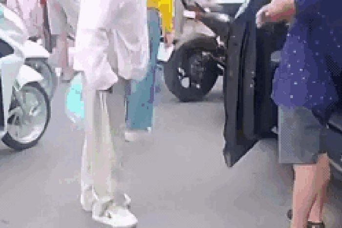 Hà Nội: Người phụ nữ đi xe máy tát liên tiếp tài xế ô tô sau va chạm giao thông - Chuyên trang Gia Đình &amp; Xã Hội - Báo Sức khỏe &amp; Đời sống