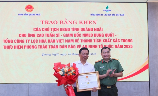 Giám đốc NMLD Dung Quất được vinh danh vì thành tích nổi bật trong phong trào bảo vệ an ninh Tổ quốc