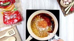 Nấu nước sốt nấm: cho vào chảo 2 muỗng canh dầu ăn, tiếp theo cho tỏi băm, hành tím băm, sả băm, gừng băm và ớt băm vào phi vàng thơm. Cho tiếp nấm đông cô băm, xào đều cho nấm chín. Cuối cùng cho các loại gia vị gồm: 75gr dầu hào, 40gr đường, 20gr dầu mè, 10gr sa tế tôm, 5gr ớt bột và 200ml nước vào, khuấy đều cho tất cả hòa quyện với nhau. Đun sôi nước sốt rồi hạ nhỏ lửa, đun tiếp tục 5 phút đến khi thấy nước sốt hơi sệt lại thì nhắc xuống.