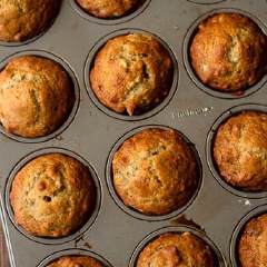 Múc hỗn hợp bột từ tô vào khuôn muffin đã chuẩn bị sẵn, bạn múc khoảng 2/3 khuôn và không múc quá đầy để bánh còn nở nữa nhé. Cho khay bánh vào lò và nướng trong 25-30 phút cho đến khi chín vàng.