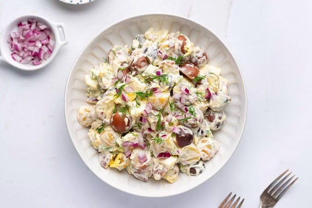 Insalata di patate rosse, bianche e blu