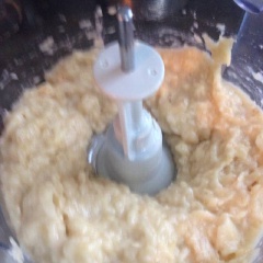 Chuối bóc vỏ, cắt miếng, cho vào máy xay sinh tố, xay nhuyễn.