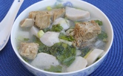 Tắt bếp, rắc hành lá, ngò gai vào. Múc canh ra tô và ăn cùng với cơm nhé!
