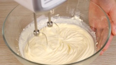 Bạn dùng máy đánh trứng đánh whipping cream với đường cho bông xốp. Đánh theo 1 chiều nhất định, đến khi hỗn hợp sánh nặng tay và mịn. Các bạn nên bật ở chế độ thấp sau đó tăng dần. Đánh khoảng 5 đến 6 phút. Tùy theo các loại máy mà các bạn điều chỉnh thời gian thích hợp hơn. Quan sát độ mịn và bông xốp của hỗn hợp, không đánh quá lâu và đánh nhiều lần vì hỗn hợp sẽ bị vỡ bọt khí. Sẽ mất độ mịn.