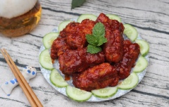 Món sườn chiên sốt cay này với hương vị đậm đà, cay the và thịt thì mềm dai, thấm vị rất ngon. Bạn có thể dùng món này cho bữa cơm gia đình hoặc làm món nhắm cũng tuyệt nha.