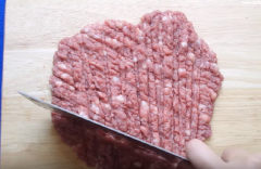 200gr thịt thăn bò cắt nhỏ rồi băm nhuyễn cùng với 50gr mỡ heo. Băm nhuyễn 3 tép tỏi và 1/4 củ hành tây để ướp với thịt bò, ướp cùng hạt nêm, tiêu, muối và nước tương.