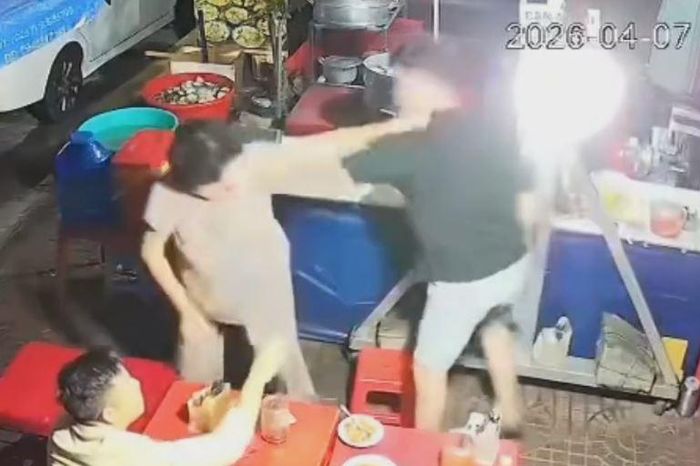 Cận cảnh thanh niên nhổ nước bọt vào người phụ nữ lớn tuổi - Tạp chí Tri thức