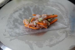 Bánh tráng làm ướt 2 mặt bằng một chén nước nước hoà tan cùng 1 muỗng canh giấm sẽ giúp cho chả vẫn giữ được độ giòn sau khi chiên.