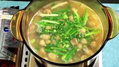 Khi cháo đã mềm nêm vào nồi 1/2 muỗng canh muối, 1 muỗng canh hạt nêm và 1 muỗng canh nước mắm, cho vào 200gr huyết heo, đảo đều rồi cho phần sò huyết đã luộc vào, rắc hành lá và ngò gai xắt nhuyễn lên mặt là hoàn tất.