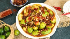 Món cóc trộn khô bò đều có vị cay chua ngọt và thơm mùi ớt, chỉ nghe tên thôi đã thấy thèm. Hãy thực hiện theo công thức Cooky cách làm từ cóc để có được món cóc trộn ngon giòn hấp dẫn nào.