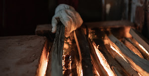 Illusions Ci-dessus: Le foyer du four à boisCuisson à l'occasion des rencontres "Grands feux" de la Borne, automne 2019