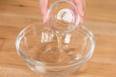 Đổ 1/4 chén nước lọc và 1 muỗng canh giấm gạo, khuấy đều. Khi lấy cơm cuộn, bạn thoa một chút nước này vào tay để không bị dính cơm.