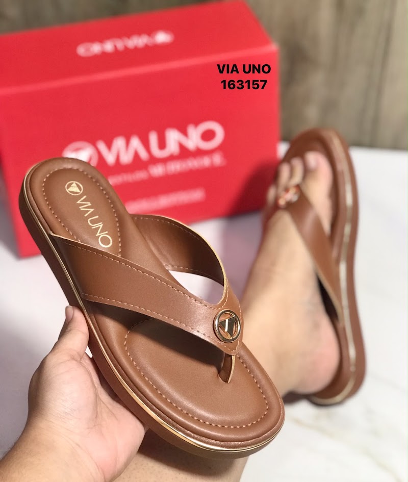 Chinela de cuero con tira y hebilla dorada
