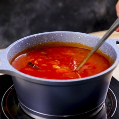 Cho tiếp cà chua cắt nhuyễn, cà chua bi vào và hầm 30 phút cho mềm. Sau đó, lược nước dùng cà chua qua rây.