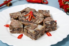 Món giò xào (giò thủ) cho ngày Tết là món ăn truyền thống và quen thuộc trong những ngày đầu năm mới, được nhiều người ưa thích. Miếng giò thủ giòn sần sật, béo thơm, cay cay vừa miệng. Sẵn có cách làm giò thủ đơn giản, Tết đến làm một đòn để dành nhé, vừa ngon vừa bảo đảm cho sức khỏe.