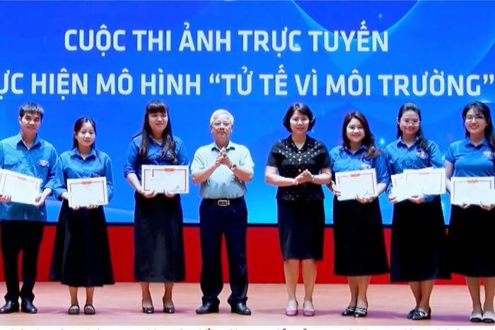 Thanh niên phường Bạch Mai tiên phong chuyển đổi số - Đài Phát thanh và truyền hình Hà Nội