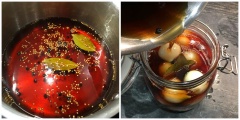 Làm nước ngâm hành tây: cho 3 muỗng canh giấm, 2 muỗng canh mật ong, 100gr đường trắng, 1 muỗng hạt mùi, 1 muỗng hạt mù tạt, 1/2 muỗng tiêu đen, 1/2 muỗng hạt tiêu Jamaica, 2gr đinh hương, 2 lá nguyệt quế vào nồi. Đặt lên bếp, vừa nấu sôi vừa khuấy cho đường hòa tan hết thì tắt bếp. Để hỗn hợp nguội thật nguội.