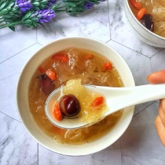 Múc chè nấm tuyết táo tàu kỷ tử ra chén và dùng nóng rất ngon. Nếu thích dùng lạnh thì bạn có thể cho thêm đá viên rồi thêm nước đường vào cho vừa miệng. Hoặc bạn có thể bảo quản chè trong ngăn mát tủ lạnh vài tiếng trước khi dùng nhé.