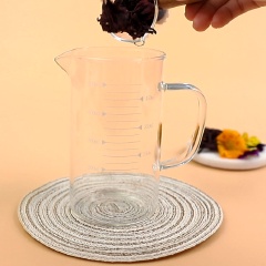 Tiếp theo, cho 1gr hoa bụp giấm hay còn gọi là Atiso đỏ vào ly, sau đó đổ 350ml nước sôi, đậy nắp lại để ngâm trong 10 phút.