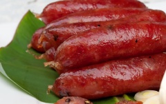 Lạp xưởng có thể chiên để ăn với cơm trắng, xôi hoặc chế biến chung với các nguyên liệu khác như trứng chiên, cơm chiên.