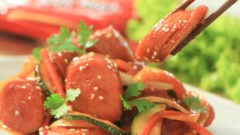Bày xúc xích xào ra dĩa, thêm ít hành ngò và tiêu xay lên mặt rồi mời cả nhà cùng dùng bữa. Món này đạt yêu cầu có vị chua nhẹ của tương cà, vị ngọt từ rau củ và xúc xích cùng vị thơm từ mè rang. Món này dùng nóng với cơm trắng rất ngon. Thành phần chủ yếu của món này gồm xúc xích và các loại rau nên có thể làm cho ta cảm thấy “nhẹ bụng”. Món xúc xích xào chua ngọt thường rất dễ ăn, các loại rau xào vừa chín tới, nhai nghe sần sật, giòn giòn sẽ làm tăng cảm giác ngon miệng. Cùng vào bếp và thực hiện ngay công thức này thôi!