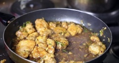 Thêm thịt gà vào và khuấy nhẹ cho đến khi tất cả các miếng thịt được phủ nước sốt. Trộn bột bắp với một ít nước để có một hỗn hợp bột đặc sệt, sau đó cho vào chảo thịt gà đang đun. Đun cho đến khi nước sốt đặc quánh và bao phủ đều quanh gà thì tắt bếp.
