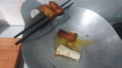 Đun nóng dầu, dùng đũa gác lên 1 đầu chảo, thả chả vào chiên với lửa nhỏ, chả chín vàng đều màu nâu cánh gián thì vớt chả đặt lên đũa để ráo dầu.