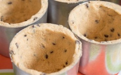 Đun chảy 50gr bơ trong nồi. Dùng phới trộn đều chocolate chip vào hỗn hợp step 2, quết 1 lớp bơ tan chảy vào khuôn, múc hỗn hợp chocolate vào, dùng chày ấn đều để làm phần đáy cốc.