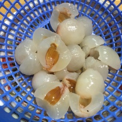 Lột vỏ trái vải, bỏ hột. Để phần thịt vải sang rổ để cho ráo nước. Đừng lấy lại nước vải khi lột ra vì phần nước đó có hơi ngọt gắt.