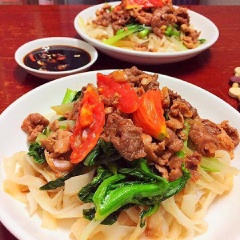 Dọn phở xào thịt bò ra đĩa ăn kèm nước tương hoặc tương ớt sẽ rất ngon.