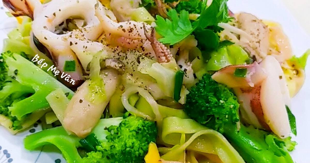 Mì xào mực ống và rau củ