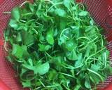 Rau má rửa sạch, cho vào rổ